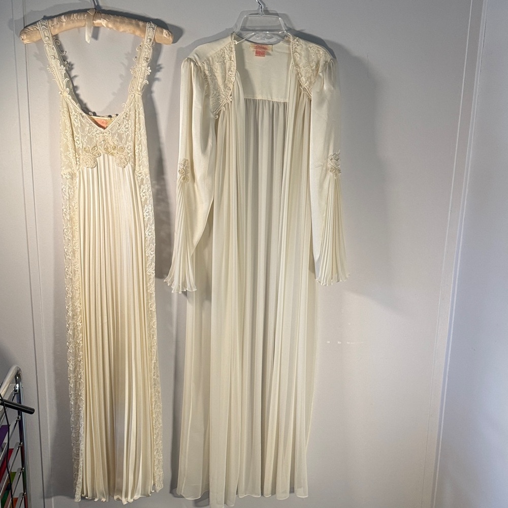 Elegant Cream Lace Nightgown Set